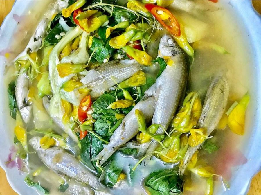 Canh chua c&aacute; linh b&ocirc;ng đi&ecirc;n điển đặc sản m&ugrave;a nước nổi miền T&acirc;y Nam Bộ