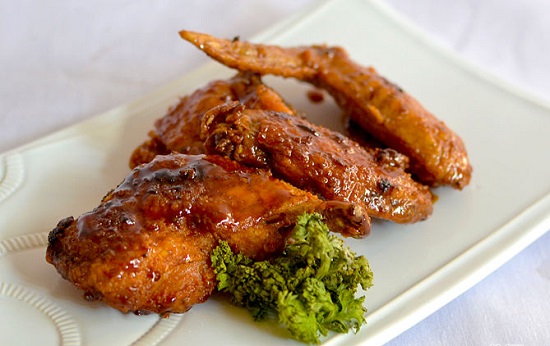 Crispy chicken wings with sesame sauce