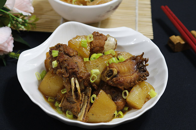 Sườn heo hầm củ cải trắng