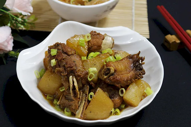 Sườn heo hầm củ cải trắng