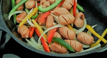 Xúc xích xào ớt chuông chua ngọt