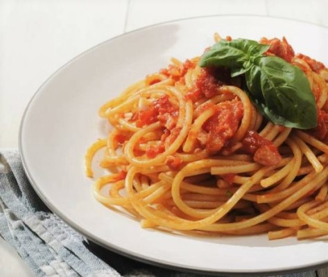 Spaghetti with minced meat, tomato sauce