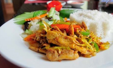 Chicken stir-fried with lemongrass and chili