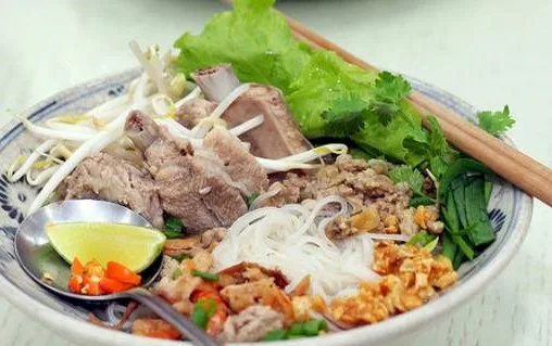 伝統のフーティウ・ナムヴァン（プノンペン風米麺）