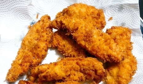 Thịt gà chiên giòn trên từng miếng thịt