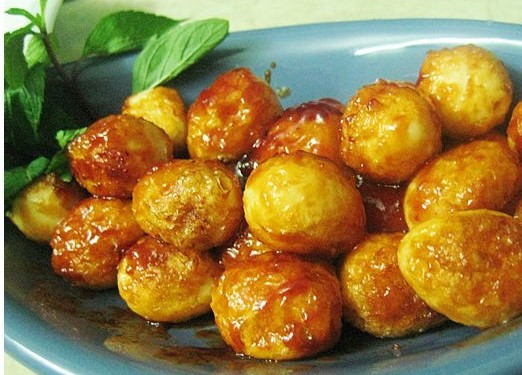 Fried quail eggs with sour sauce at home