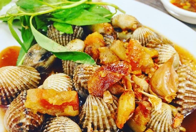 Sò huyết xào me chua ngọt