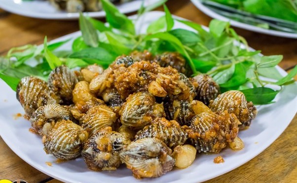 Sò huyết xào tỏi thơm ngon