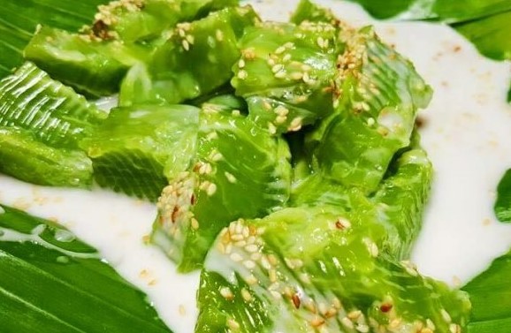 Pineapple leaf cake folk