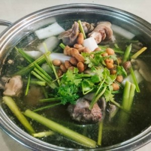 Lẩu gà lá giang chua cay