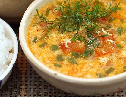 Canh cà chua nấu trứng gà