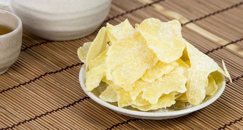 Mứt gừng cùng ly trà ấm