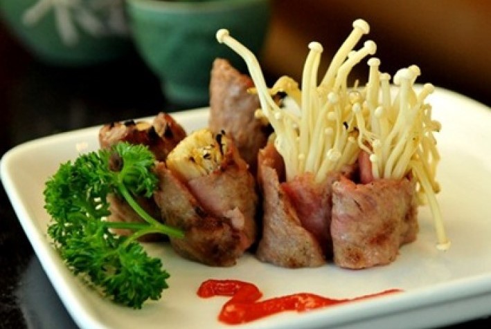 Bò cuộn nấm kim châm hấp chảo