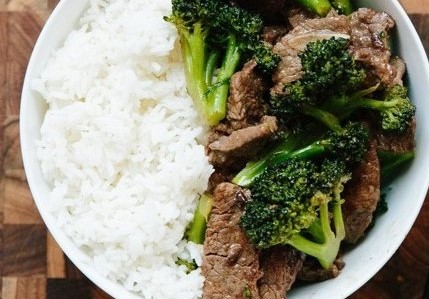 Thịt bò xào cùng bông cải