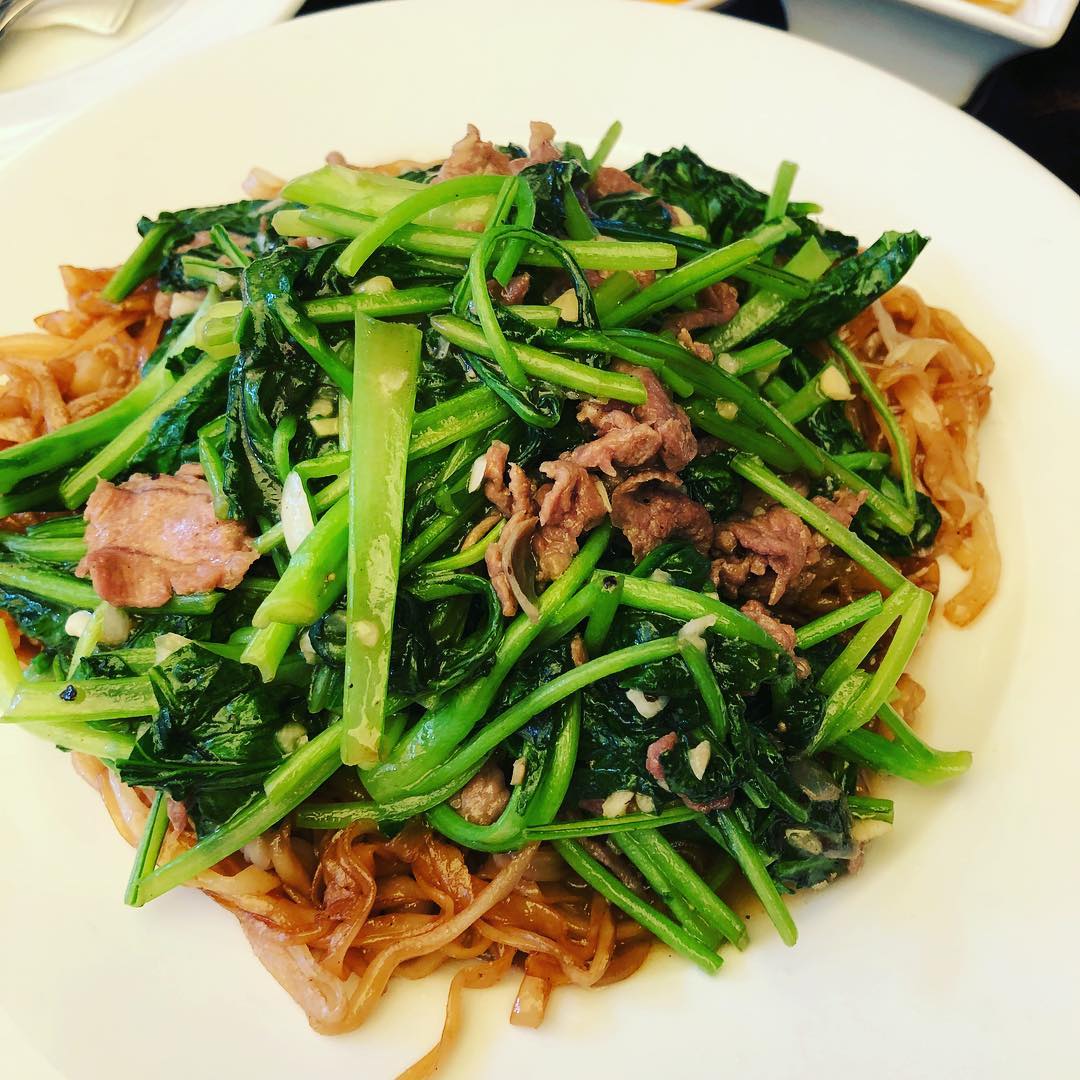 Phở xào bò cùng cải ngọt