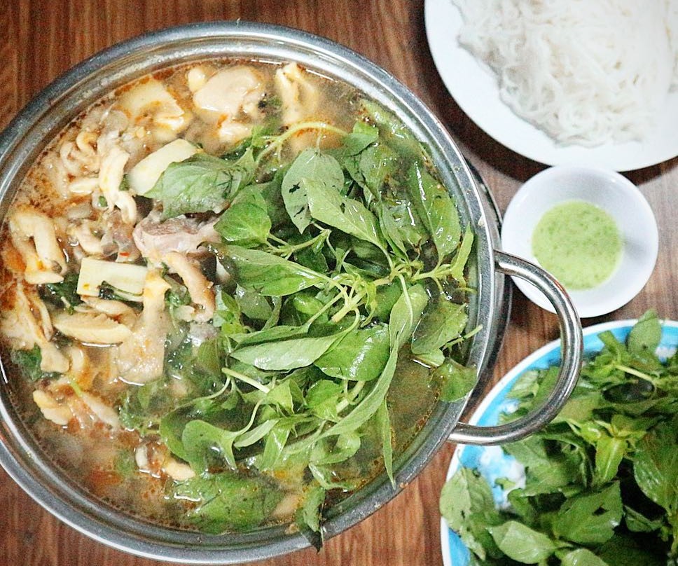 Lẩu gà lá é Đà Lạt