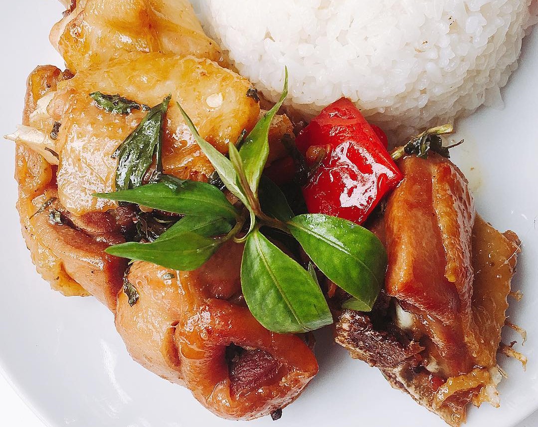 Gà kho rau rắm đơn giản