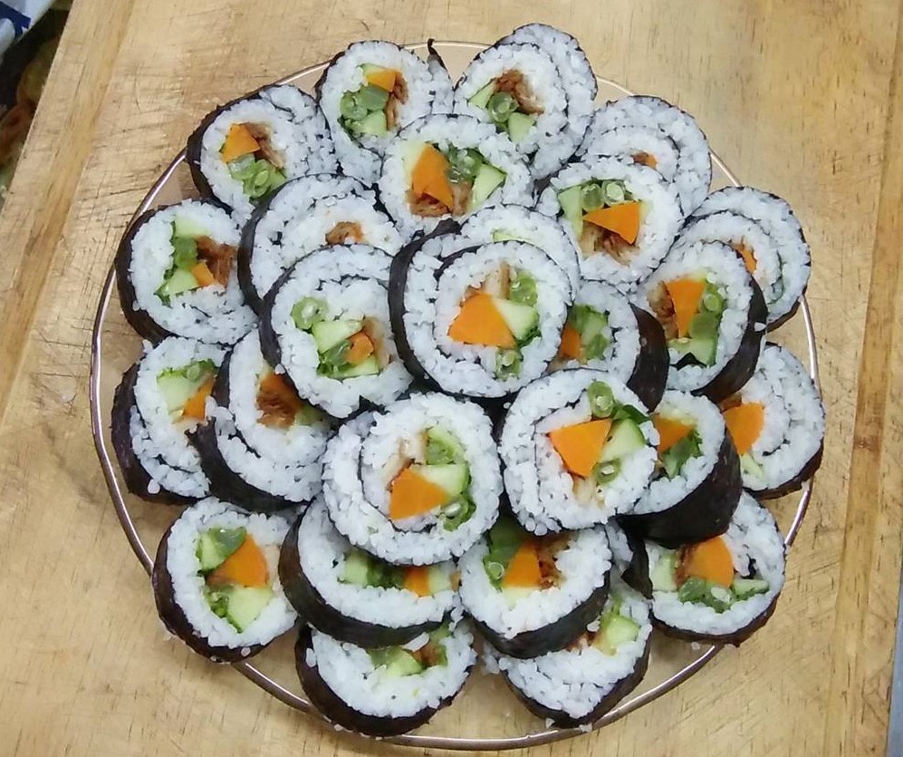 Kimbap cuộn rau củ chay