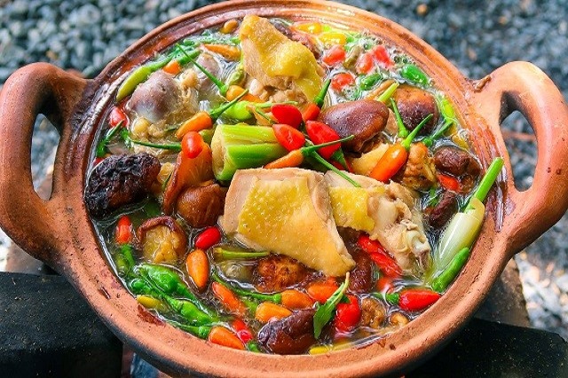 Lẩu gà tiềm ớt hiểm