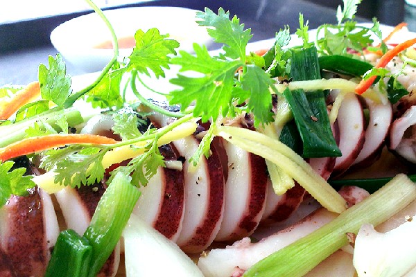 Mực hấp hành gừng