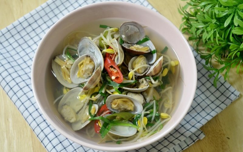 Canh chua ngao nấu với giá đỗ