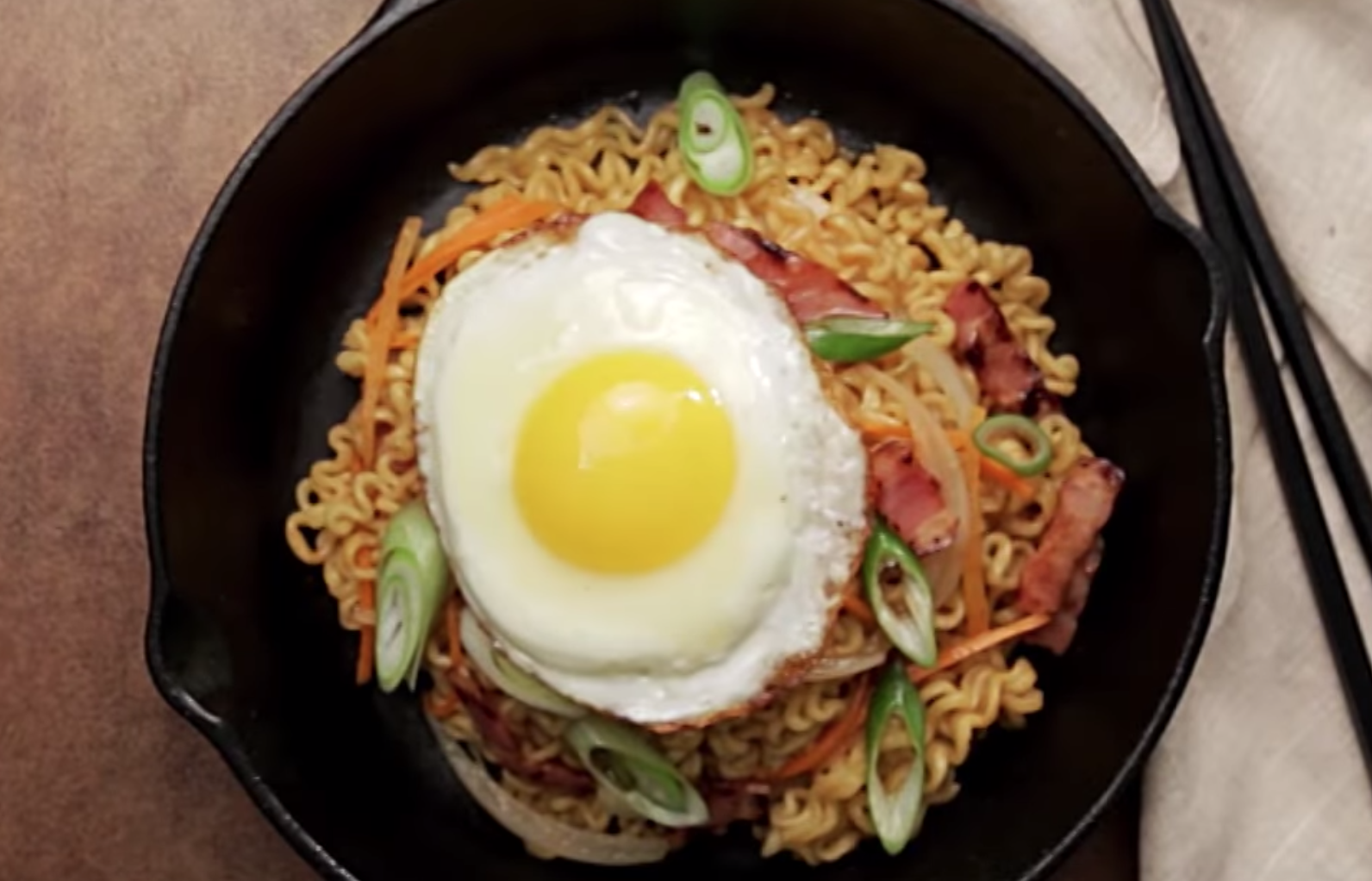 Mì xào trứng đơn giản