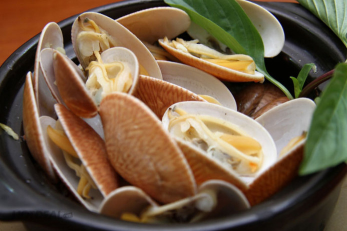 Steamed silk clam with lemongrass and chili