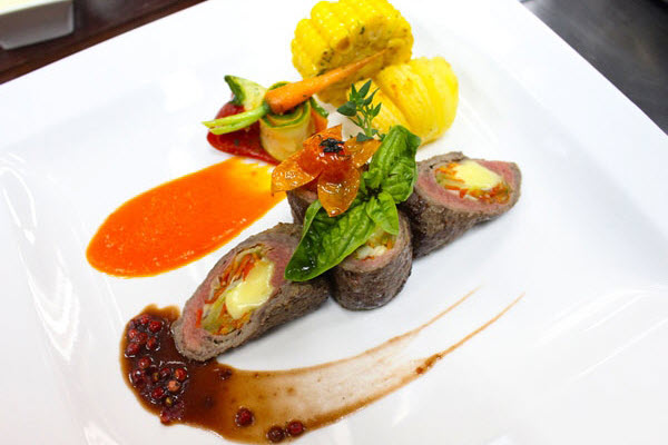 Bò cuộn phô mai sốt nấm
