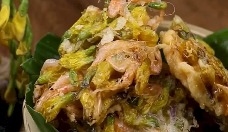 何度でも食べたい！小えびとセスバニアの花のカリカリ揚げ