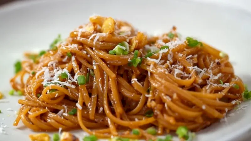 Fragrant Spicy Garlic Butter Spaghetti You Won't Be Able to Stop Eating