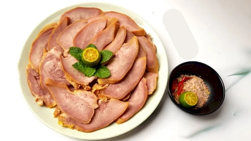 コリコリ食感がたまらない！豚タンの塩漬け煮