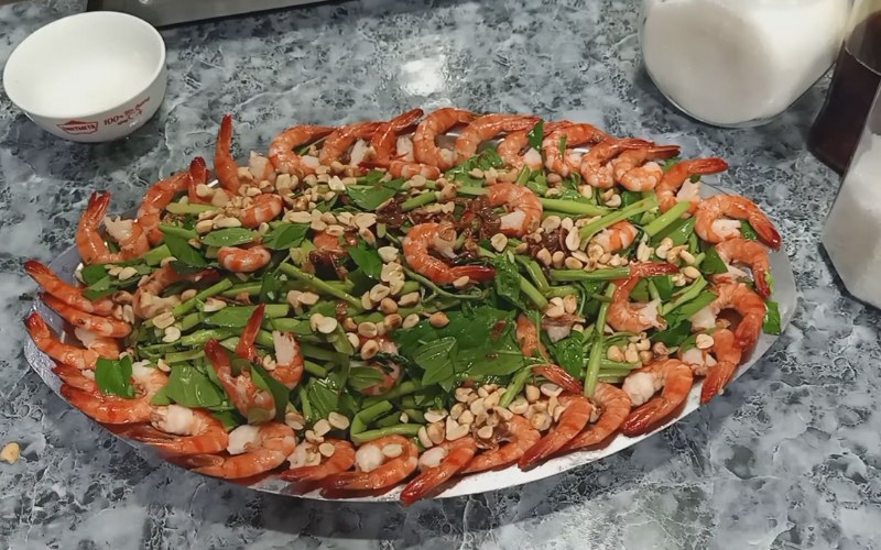 Gỏi tôm rau nhút giòn thơm, chua ngọt hài hòa