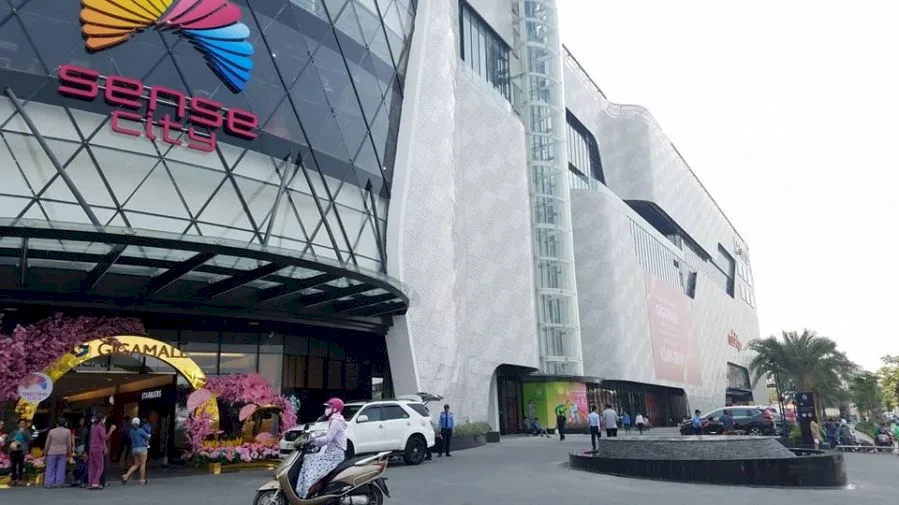 Exploring Gigamall, a Vietnamese Shopping Mall