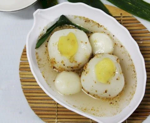 Traditional Che Troi Nuoc (Glutinous Rice Balls in Ginger Syrup)
