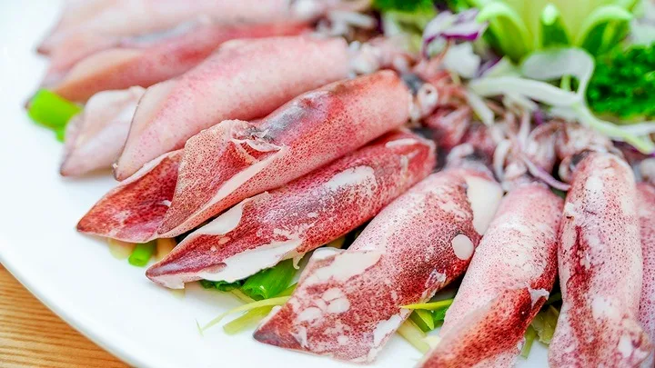 Squid Steamed with Guava Leaves