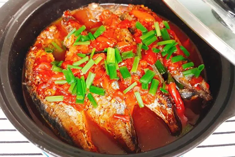 Mackerel Scad Braised with Tomatoes