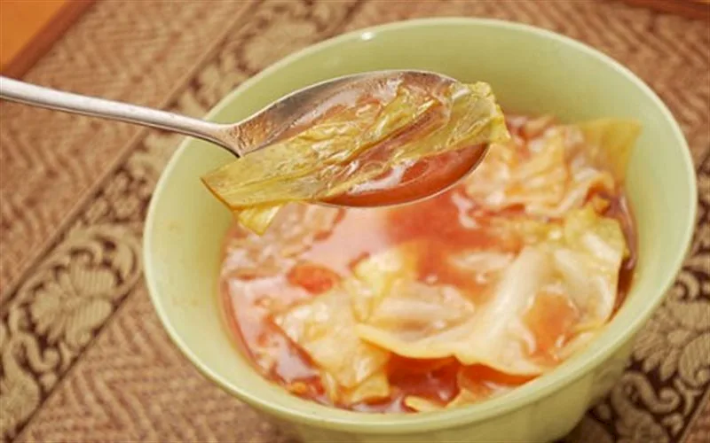 Bắp cải nấu canh với cà chua