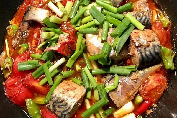 Braised Scad with Tomatoes